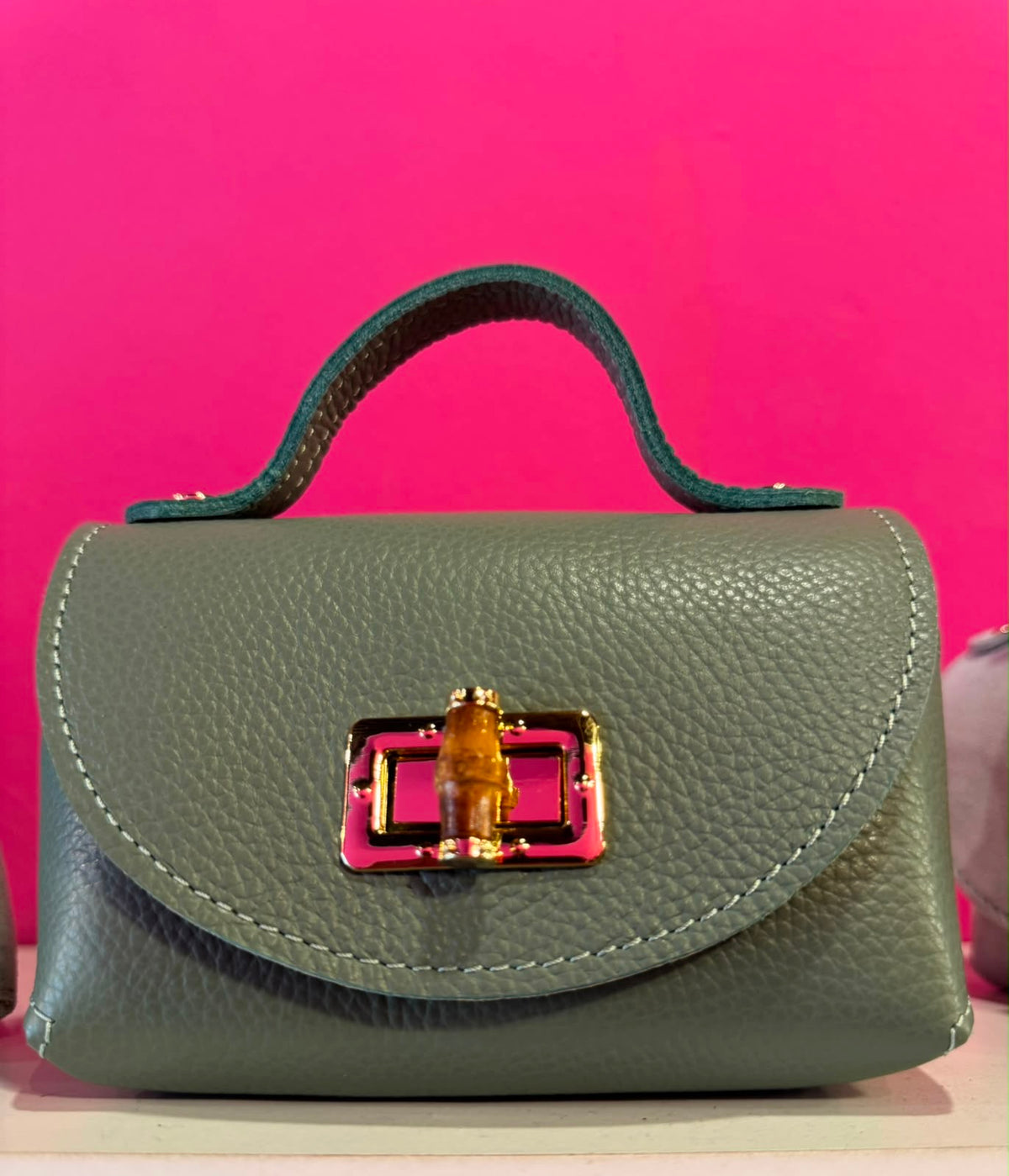 Borsa Eddy in vera pelle con tracolla metallica e inserto bambù hardware dorato