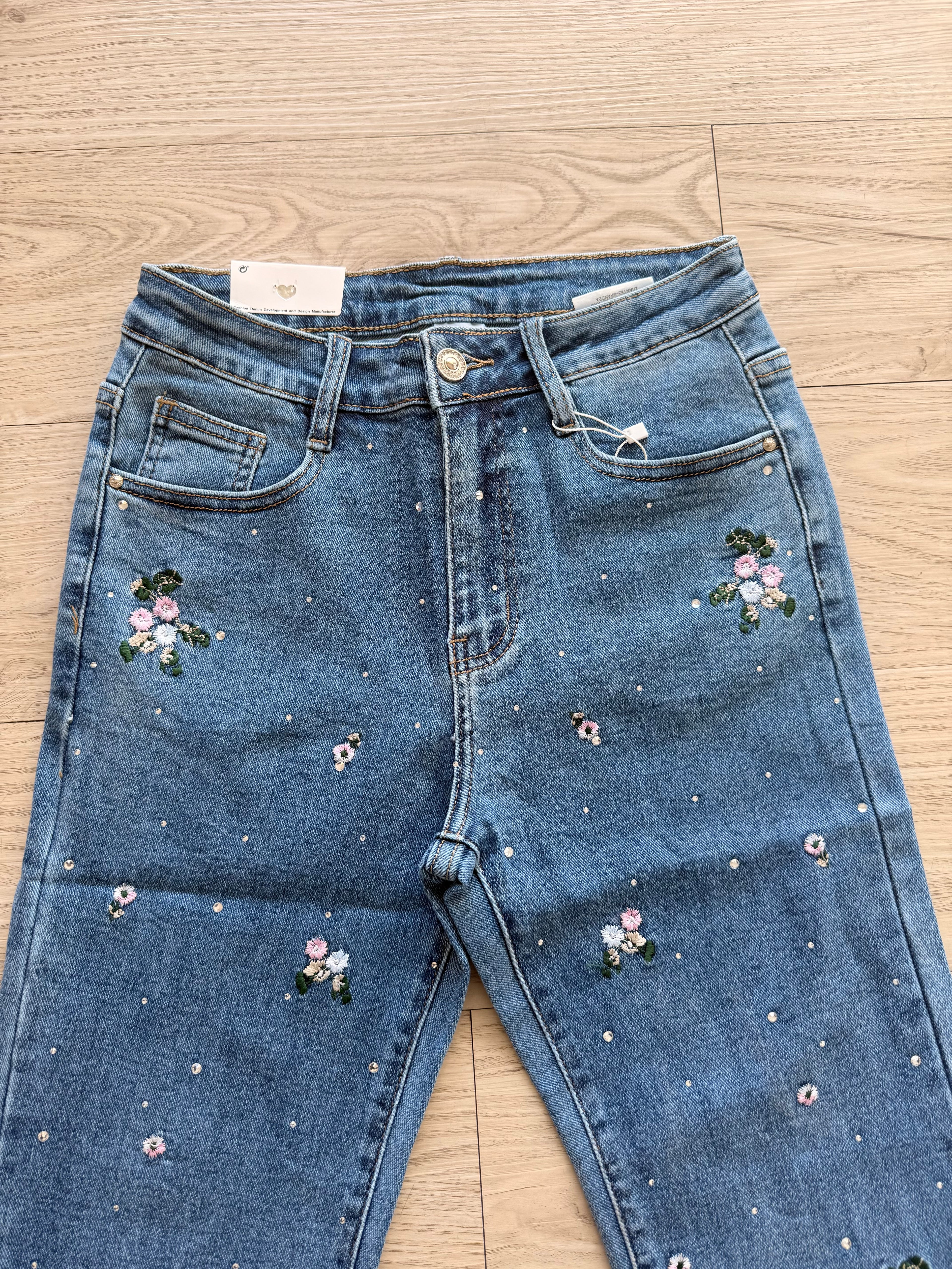 Jeans in Denim con ricami floreale