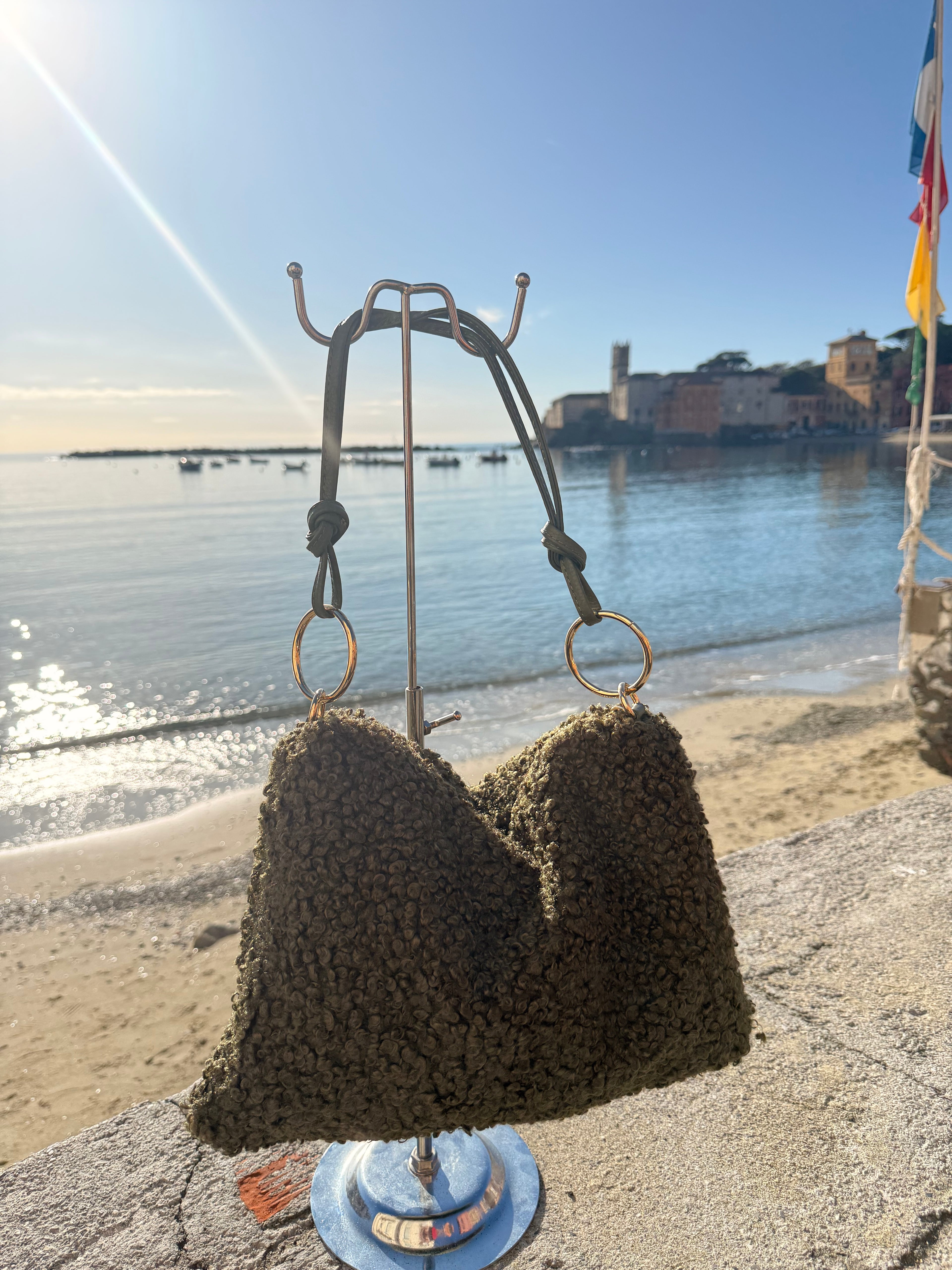 Borsa Teddy con hardware dorato e vera pelle