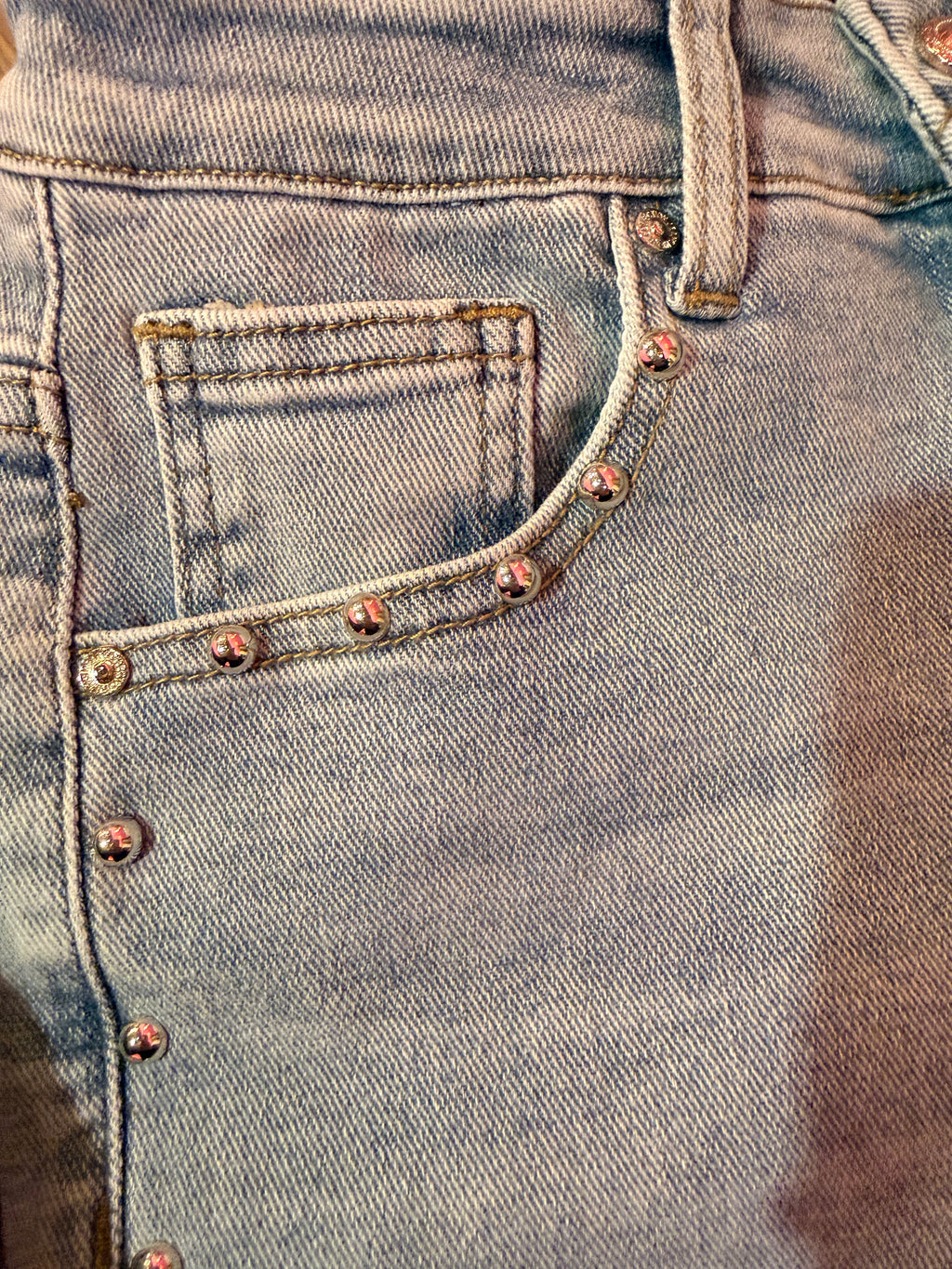 Jeans elasticizzato elegante con borchie laterali argento super trendy