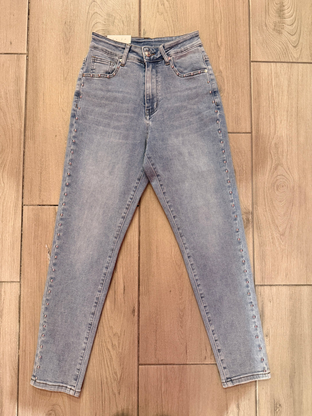 Jeans elasticizzato elegante con borchie laterali argento super trendy
