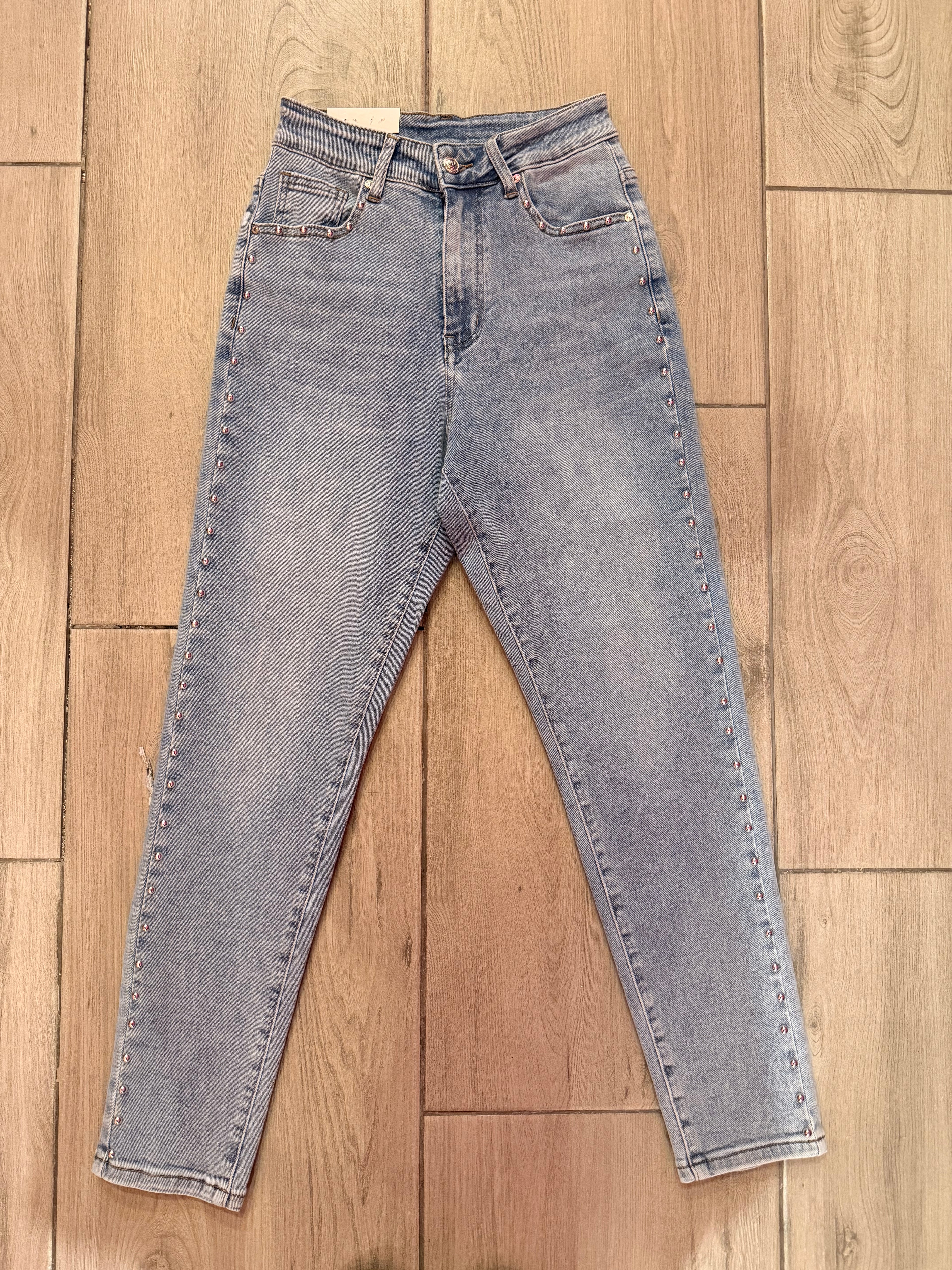 Jeans elasticizzato elegante con borchie laterali argento super trendy