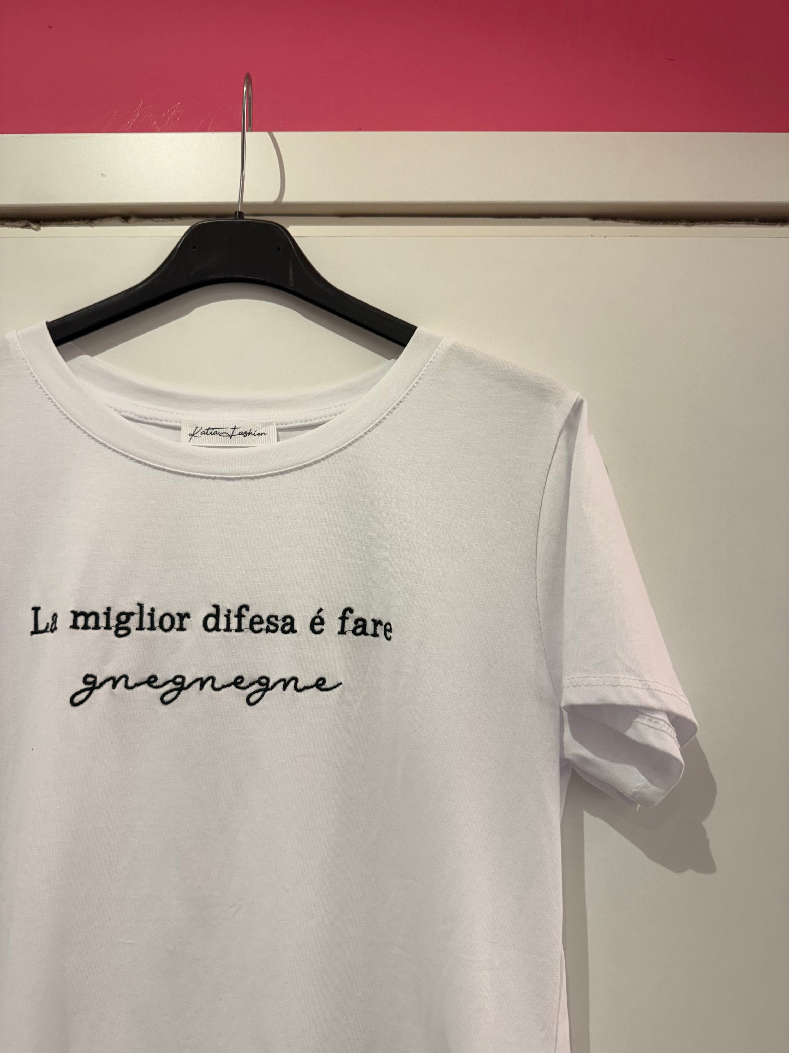 T-shirt scritte divertenti (ricami neri) 100% cotone