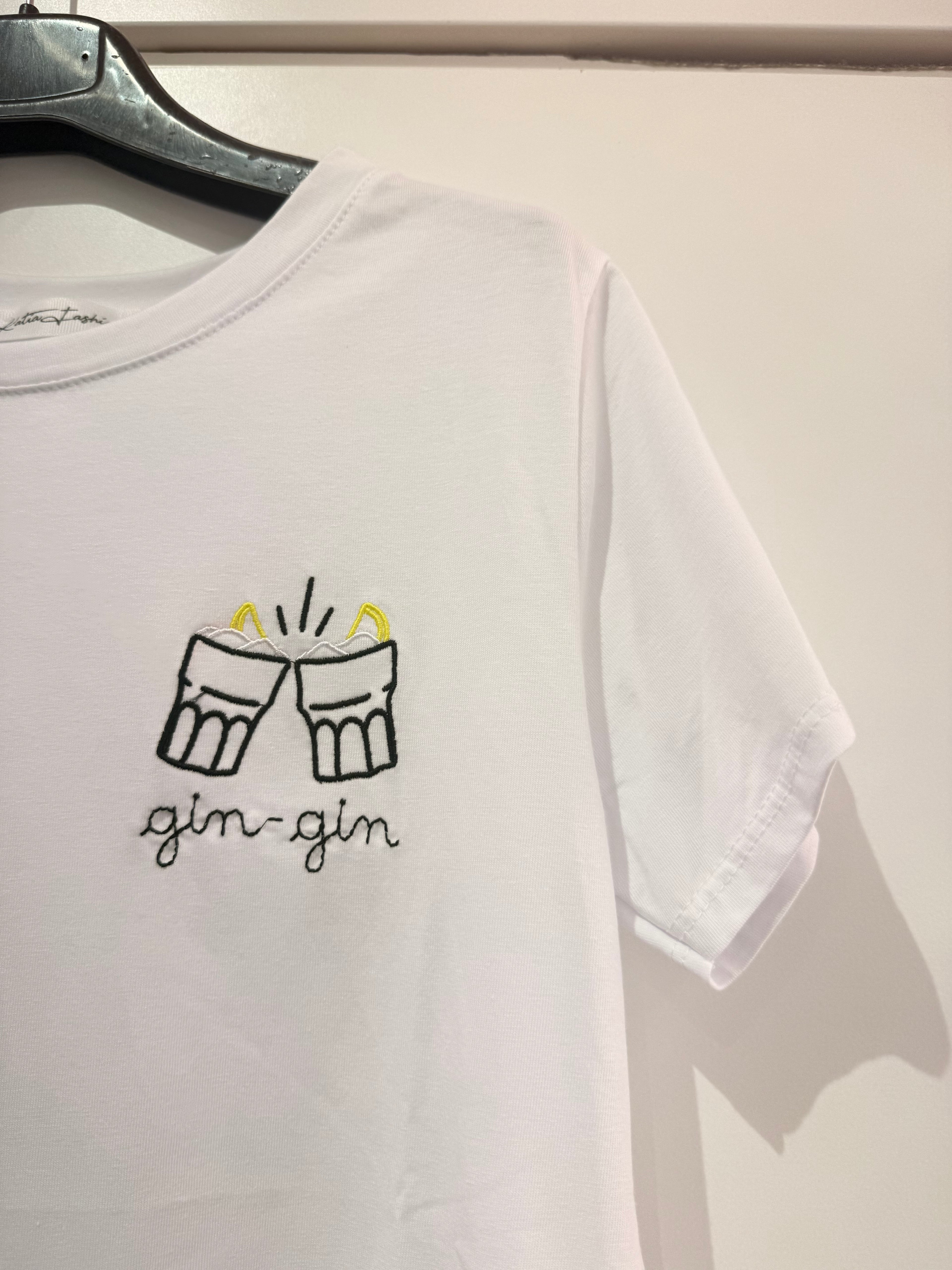 T-shirt con ricami divertenti