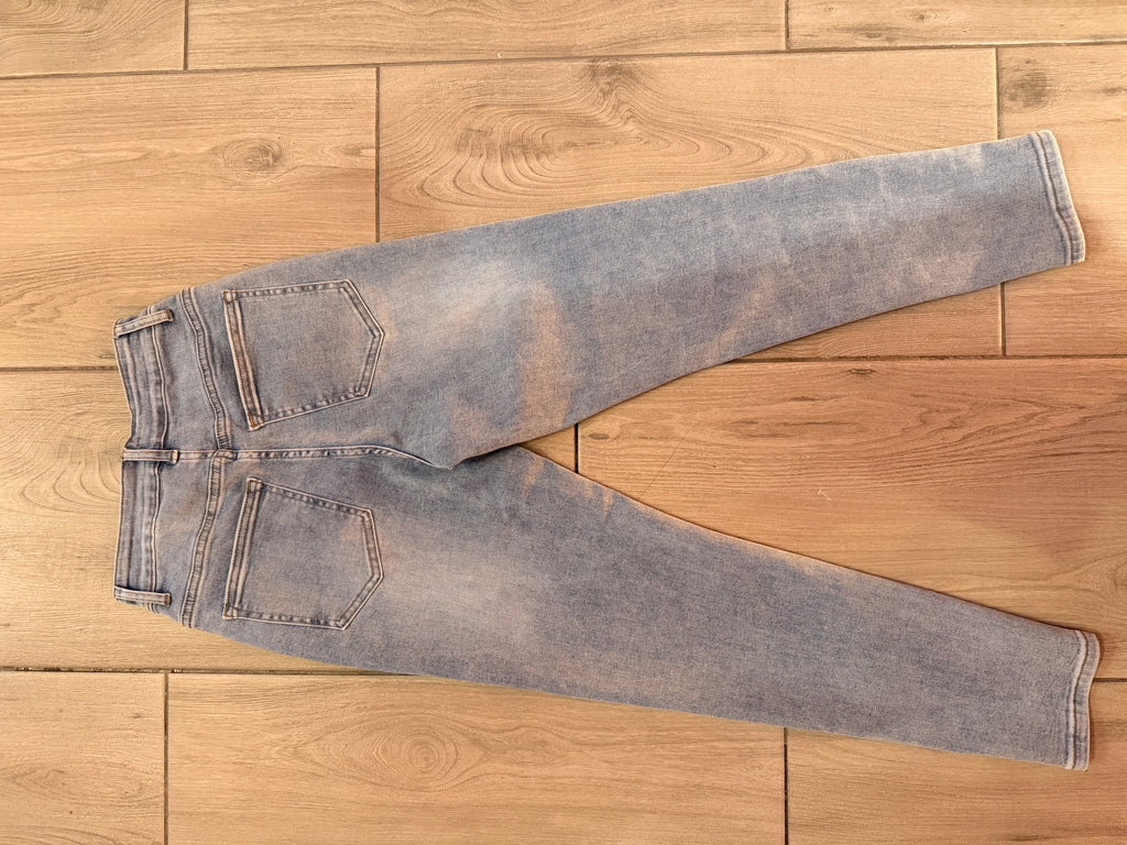 Jeans elasticizzato elegante con borchie laterali argento super trendy