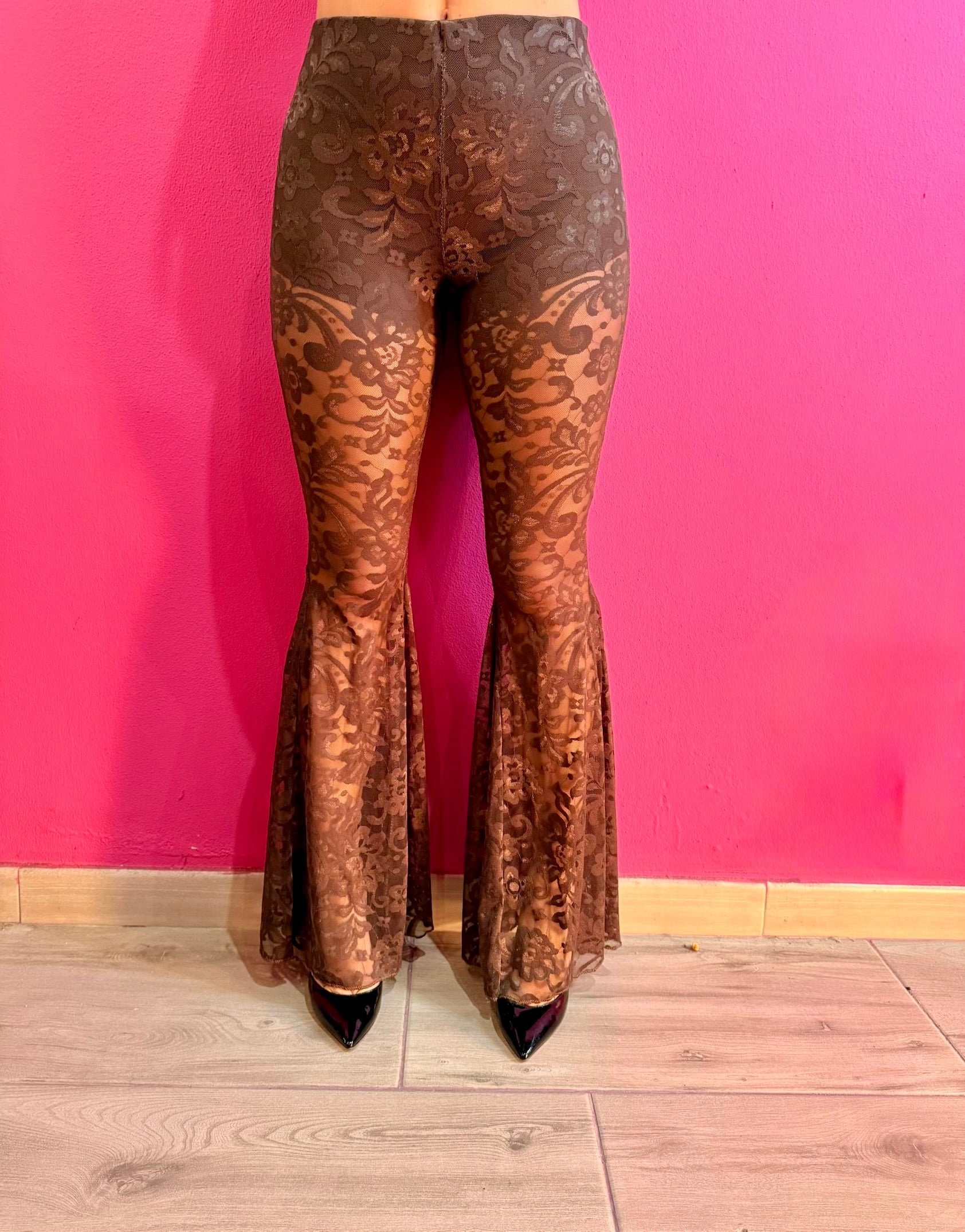 Pantalone elegante a Zampa FLARE TAGLIA UNICA e sensuale realizzato in raffinato pizzo floreale, perfetto per valorizzare la silhouette con stile.