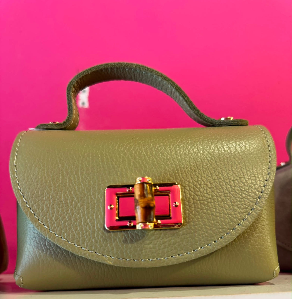 Borsa Eddy in vera pelle con tracolla metallica e inserto bambù hardware dorato