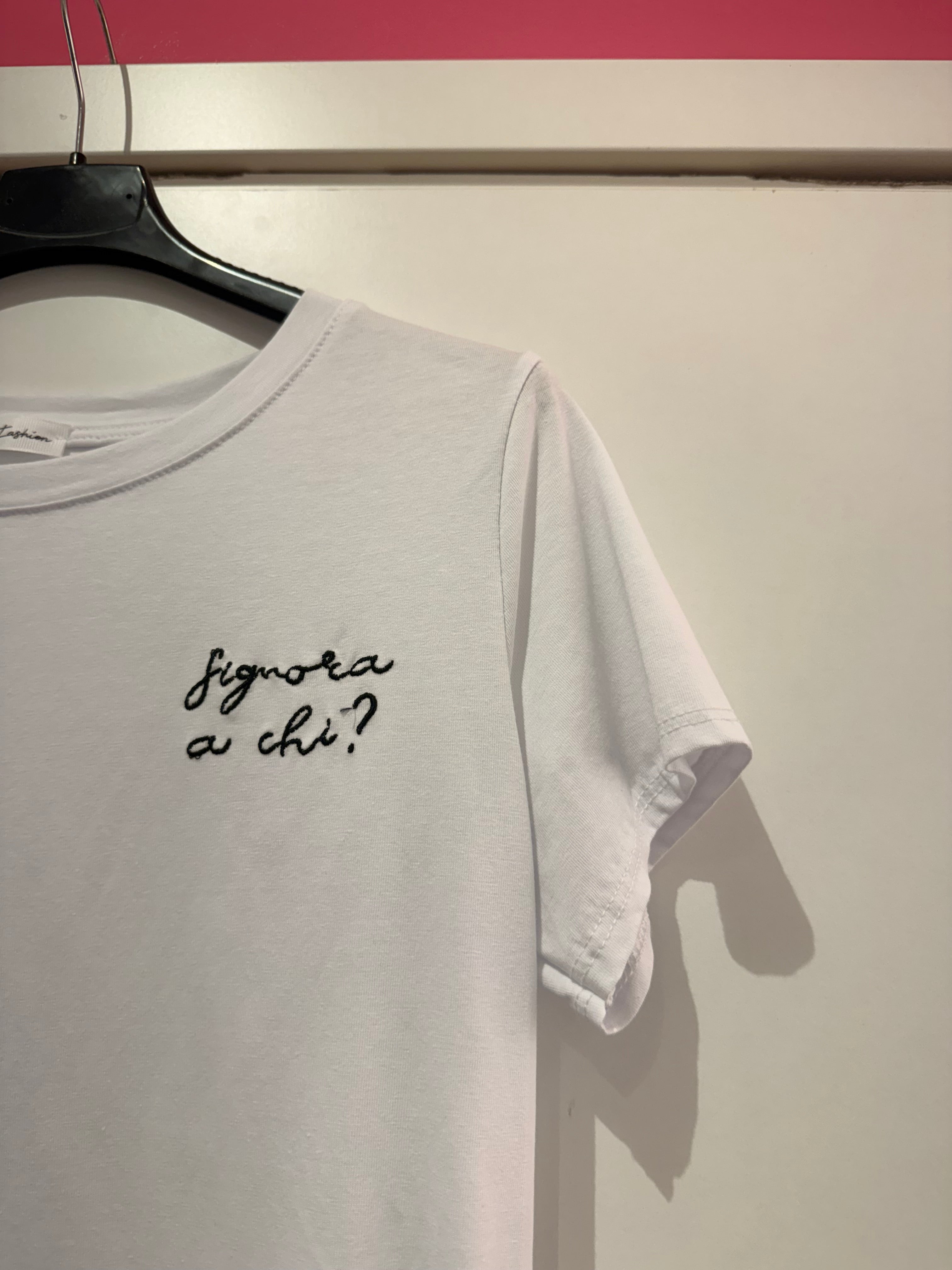 T-shirt scritte divertenti (ricami neri) 100% cotone