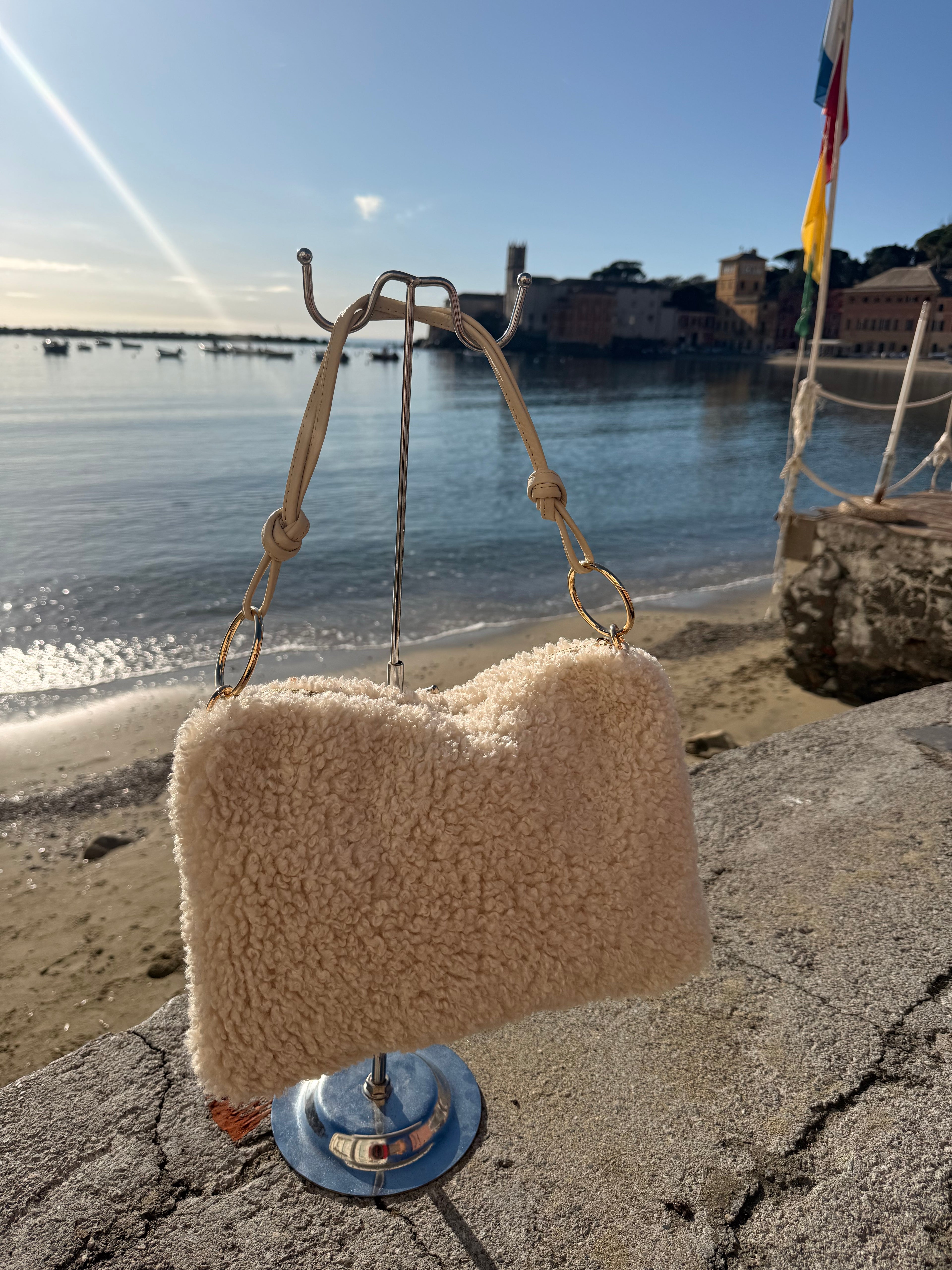 Borsa Teddy con hardware dorato e vera pelle